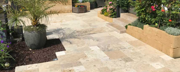 nettoyer une terrasse en Travertin